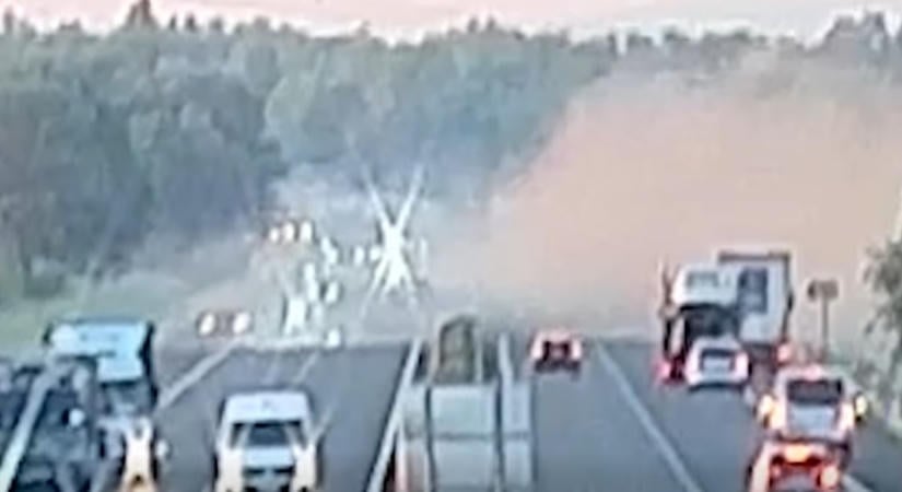 Megfagy a vér az erekben: Brutális kamionbalesetet vett fel egy kamera, megbénult az autópálya forgalma – videó