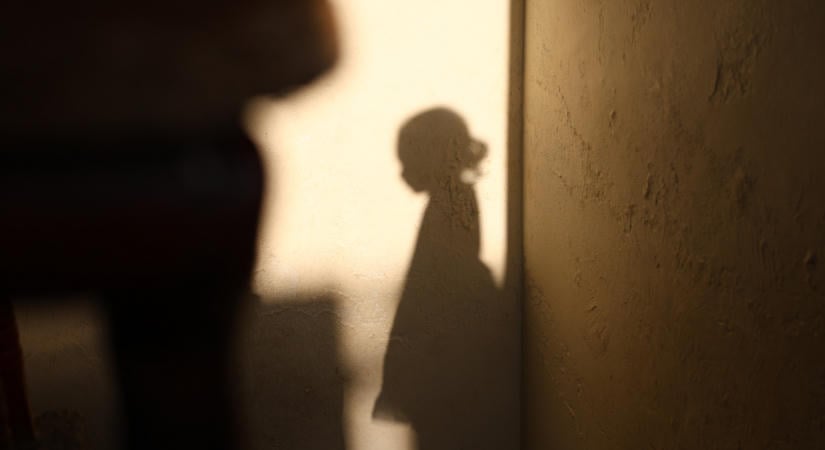 Milliókat fizetett volna egy 60 éves férfi a hároméves kislányért, közbelépett a rendőrség