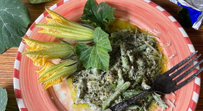 Cukkini-penne cukkinilevél-pesztóval