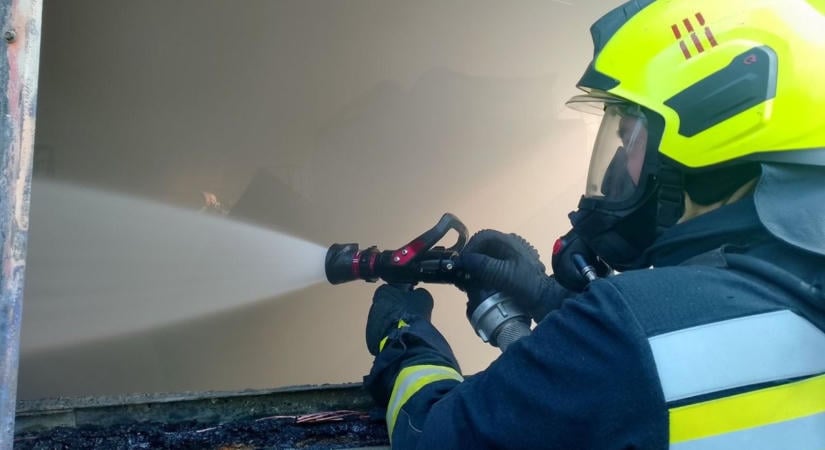 Lángokban áll egy garázs Siófokon: két gépjárműfecskendővel oltják a tüzet