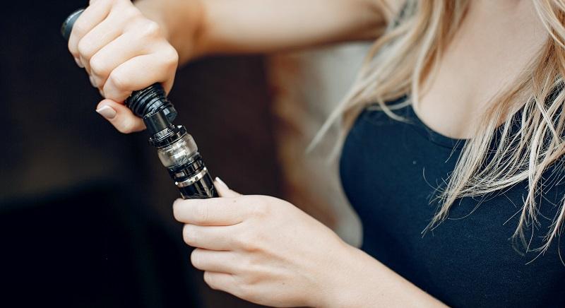 Gyorsan terjed az e-cigaretta a fiatalok körében