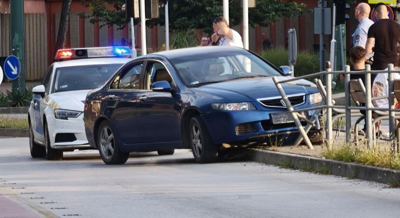 Buszmegállóba csapódott egy autó a Belvárosi hídon