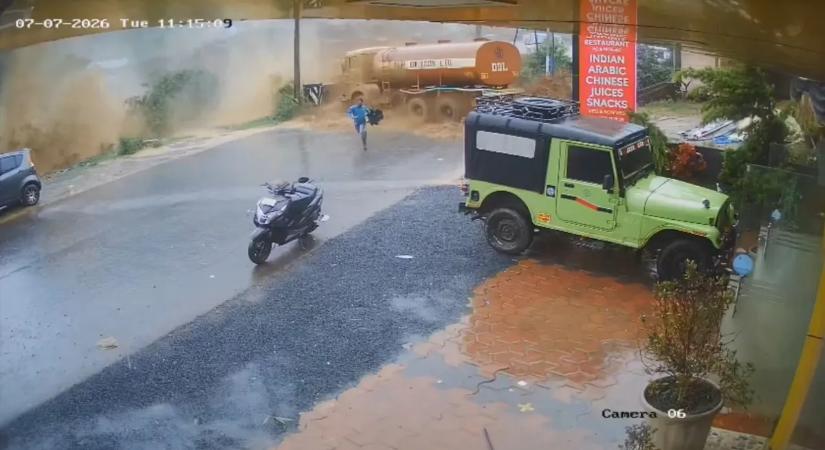 Tartálykocsit sodort el a földcsuszamlás, az életükért rohantak az emberek – videó