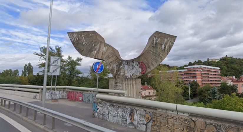 Összeomlott Prága egyik monumentális betonszobra