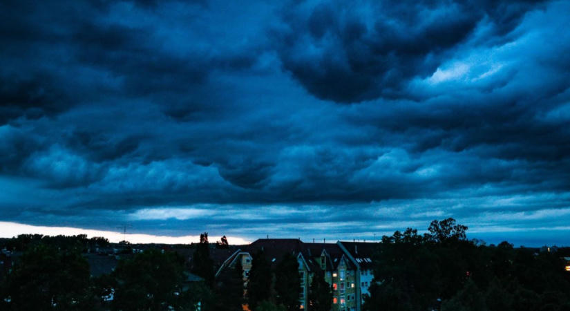 Leszakad az ég! Több vármegyébe is érkezik zivatar, elsőfokú figyelmeztetést adtak ki