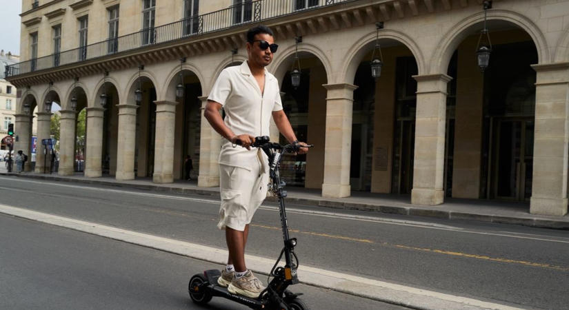 Kötelezővé tették a bukósisakot és a láthatósági mellényt az elektromos rollereken