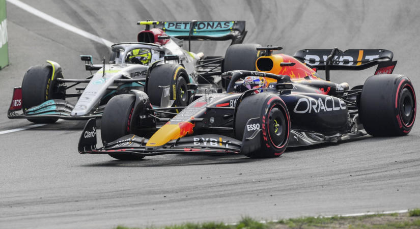 Videón Lewis Hamilton egyik legkínosabb F1-es bakija: amikor a Holland Nagydíjon egyszerűen elbambult