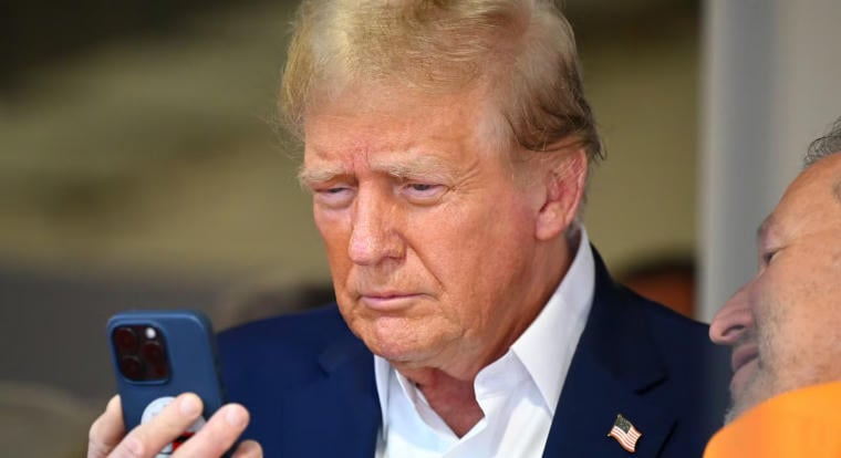 Trump szerint az AI-nak egyetlen biztonsági korlátra van szüksége: Egy olyan magas IQ-jú elnökre, mint ő