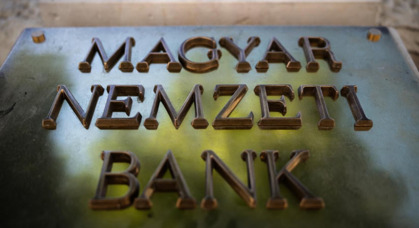 Felezné a tiszteletdíjakat és szigorítaná a Magyar Nemzeti Bank ellenőrzését a kormány