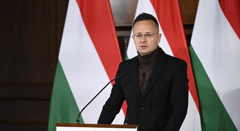 A Tisza szerint nemzetbiztonsági kockázatot jelenthet, hogy a BYD-hoz igazolt Szijjártónál minősített adtok tömkelegei vannak