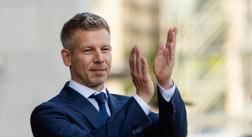 Lopott-e Magyar Péter azzal, hogy elvette egy lesifotós okostelefonját és bedobta a Dunába?