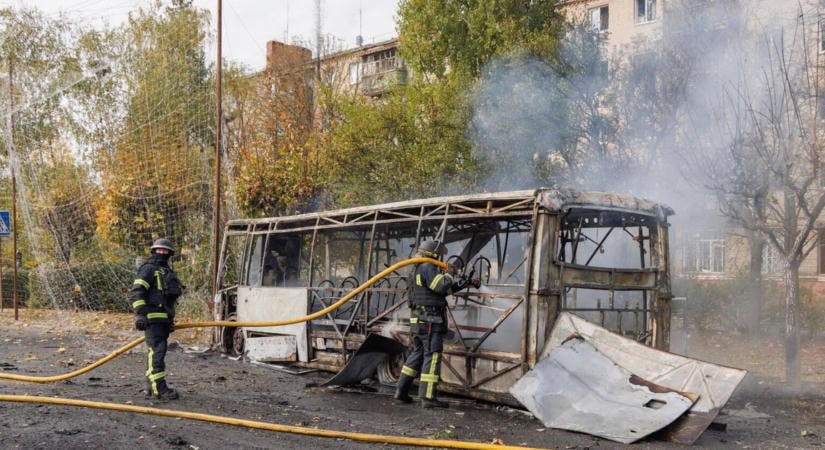 Menetrend szerinti buszokat lőttek ki az oroszok Ukrajnában, 33 ember meghalt – fotó