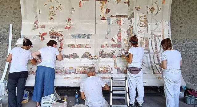 Részben rekonstruált mennyezeti freskót mutattak be Pompejiben
