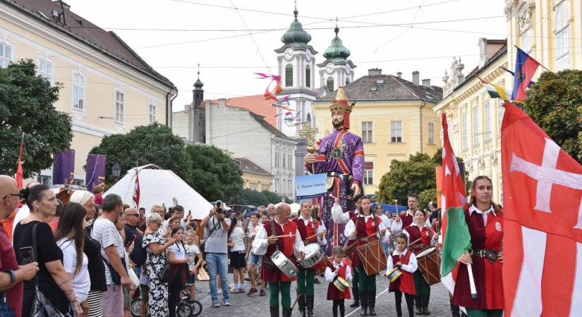 Középkori időutazás, koncertek, néptánc, óriásbábok, lovagi tornák – startol a Székesfehérvári Királyi Napok