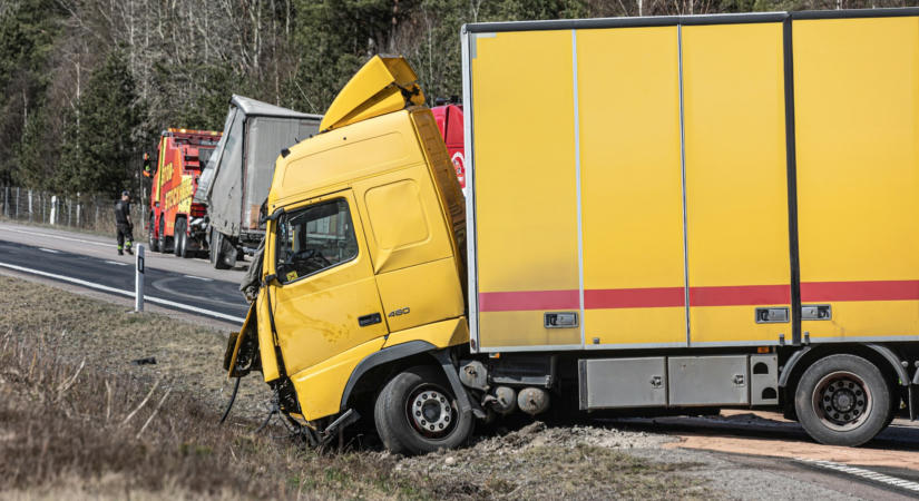 Kamionnal ütközött, árokba csapódott a Lada – meghalt az utasa