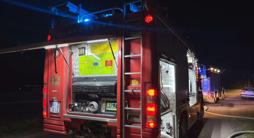 Fojtogató füst a sötétben: lángra kapott a szabolcsi erdő késő este, veszélybe került a környék