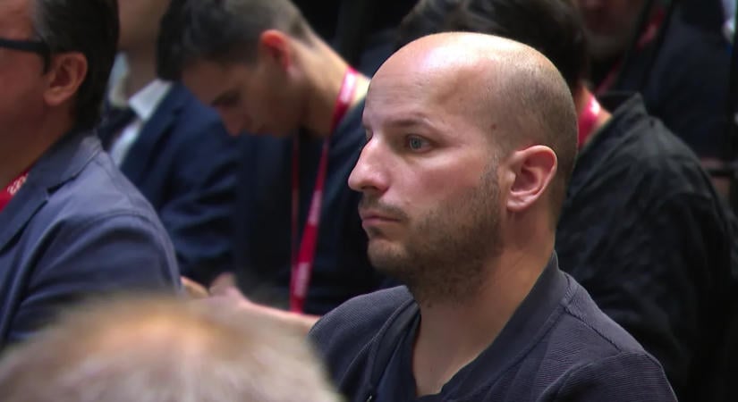 Magyar Péter a kormányzati sajtótájékoztatón folyamatosan a HírTV-ről beszélt