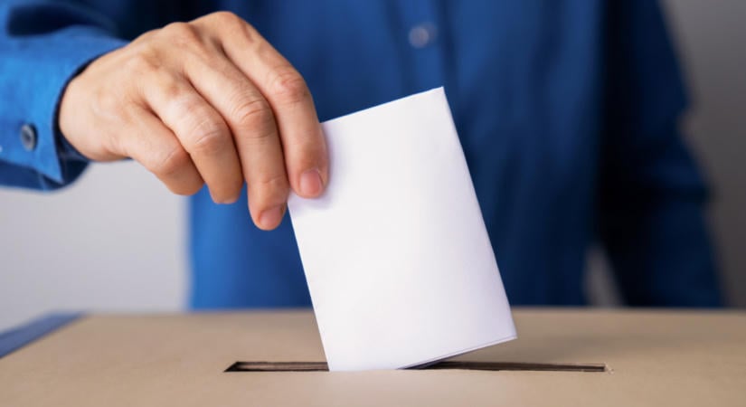 Ma két magyar településen is kinyitották a szavazófülkéket