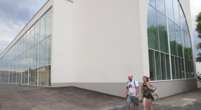 Rémület a pécsi vásárcsarnoknál: késsel kergette és halálosan fenyegette áldozatát egy férfi