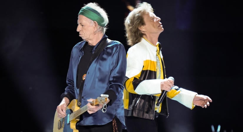 Két középiskolás a vonatra várt – 65 éve egy véletlen találkozással indult a Rolling Stones