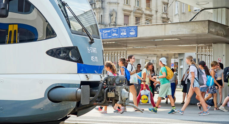 Milliókért bontják el a félkész MÁV-várókat, belső vizsgálat indult az ügyben