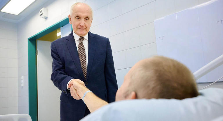 Baka András meglátogatta a balesetet szenvedett Gripen pilótáját