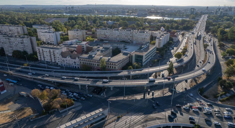 Ilyen lett az iskolakezdésre átadott, felújított Flórián téri felüljáró - látványos drónfotók