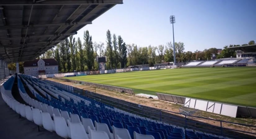 Befedték a kecskeméti Széktói Stadion „napos“ oldali lelátóját