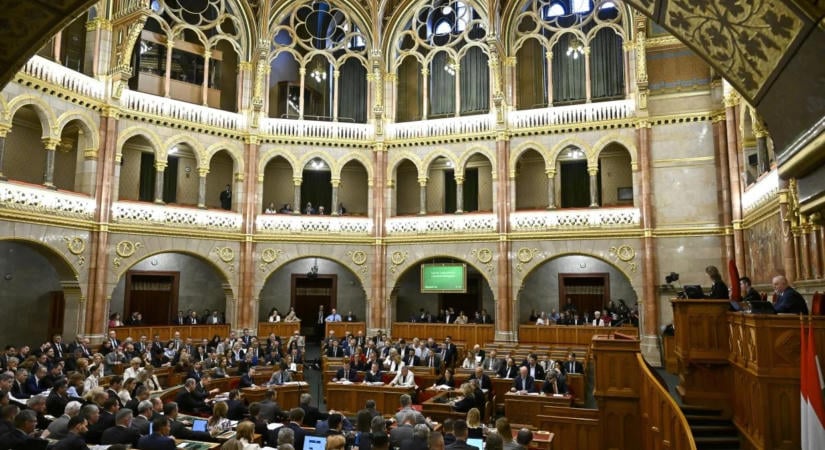 Médiatanács-tagokat választott és mentelmi jogokat függesztett fel a parlament
