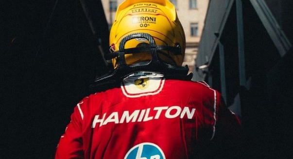 „Igen” – Hamilton Vasseurrel képzeli el a Ferrari jövőjét