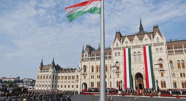 Területlezárást rendeltek el az Országház körül
