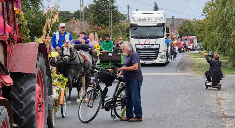 Esőben is kitartottak: szüreti felvonulást és Kéklámpás Napot tartottak Zalagyömörőn