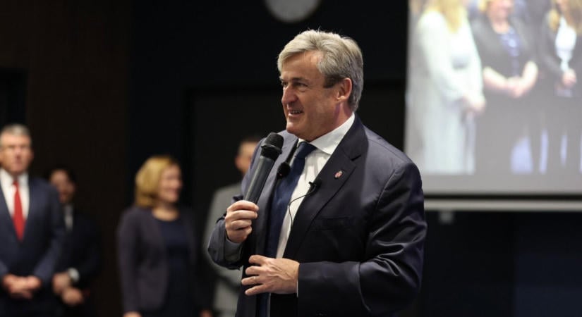 Államtitkára lemondása előtt Kapitány István távozása is felmerült, írja a HVG – a minisztérium szerint ez nincs így