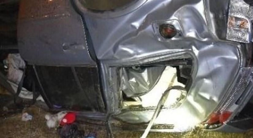 Balesetet szenvedett egy család Borsodban, durván összetört az árokba boruló autó