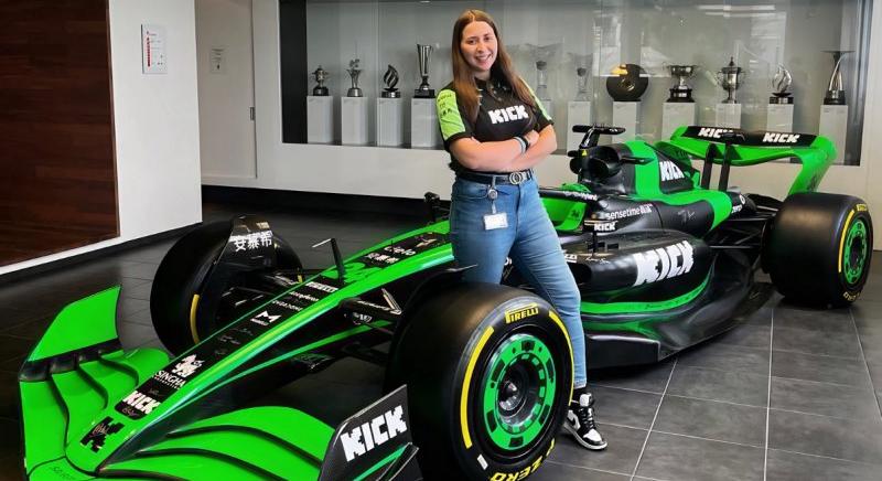 Győrben tanuló gyakornok dolgozik a Sauber első felfüggesztésén
