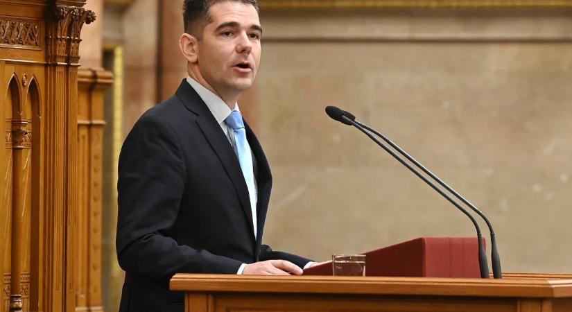 Novák Előd szerint titokban támogatták a Pride-ot – a videó még nem árulja el, ki és mennyi vizet rendelt oda