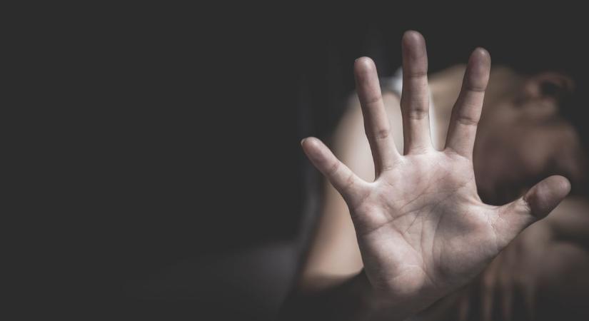 Megkötözve, meztelenül kötözte az ágyhoz és bántalmazta: megrázó párkapcsolati erőszak Tiszafüreden