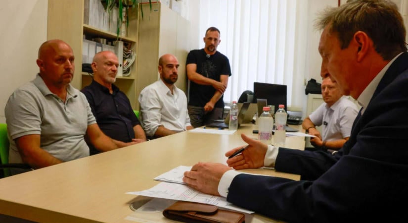 Vége a szélmalomharcnak: feloszlatta magát Aszód képviselő-testülete