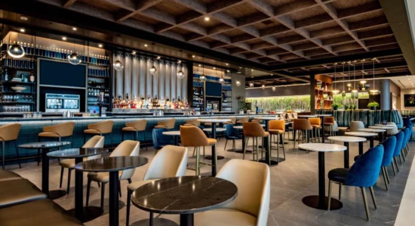 Repülés helyett bilincs: 3 koktélt ivott a Delta Sky Club várójában, végül rendőrök vitték el