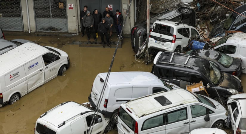 Halálos áldozatai is vannak a heves esőzés okozta árvíznek Isztambulban