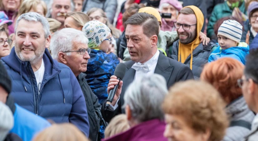 Operettslágerektől zengett Székesfehérvár belvárosa – hatalmas tapsot kaptak a művészek