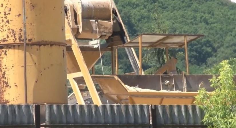 Felfoghatatlan: betonkeverő zúzta halálra a borsodi munkást, megtörten nyilatkozott a gyászoló özvegy – videóval
