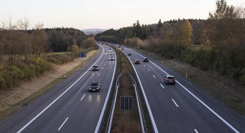 Megszűnnek az autópályákon a fizetőkapuk, új rendszer jön