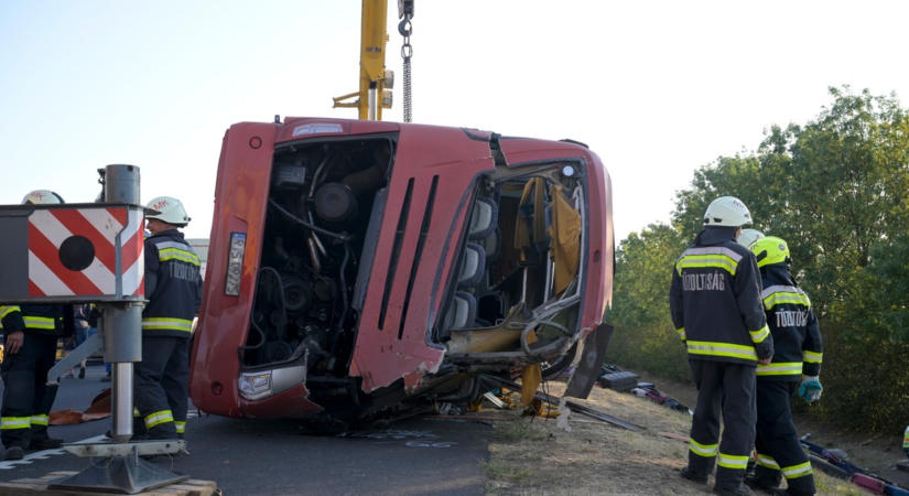 Fotók a kórházból, lengyel gépek szállítják haza az M3-as buszbaleset sérültjeit