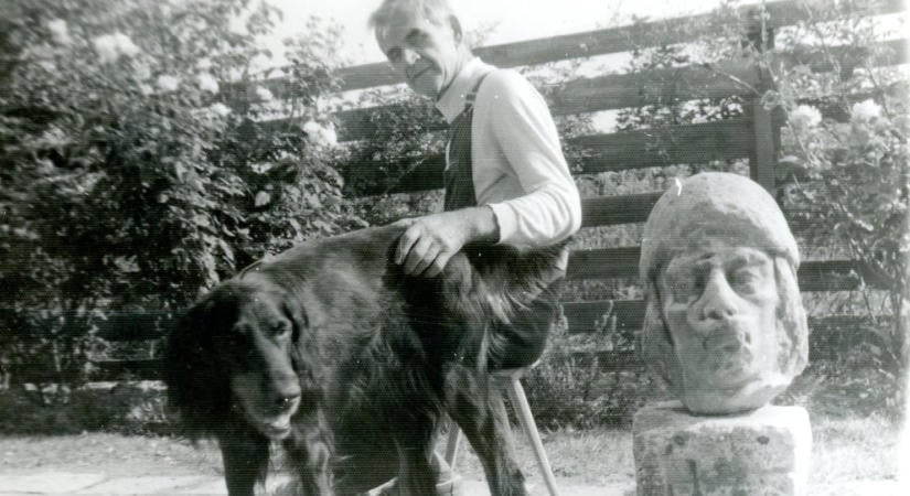 Egy fénykép segíthet megfejteni a dévényi Árpád-szobor fejének rejtélyét
