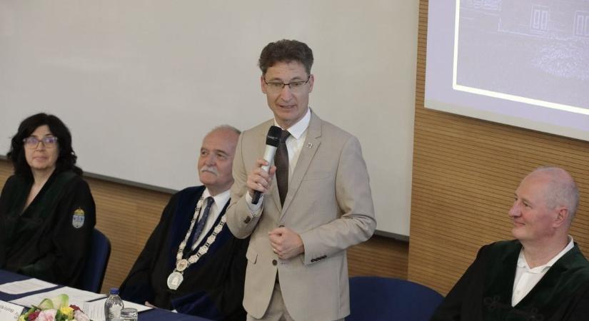 Lemondott Cser-Palkovics András: új törvény miatt távozik a kuratóriumból
