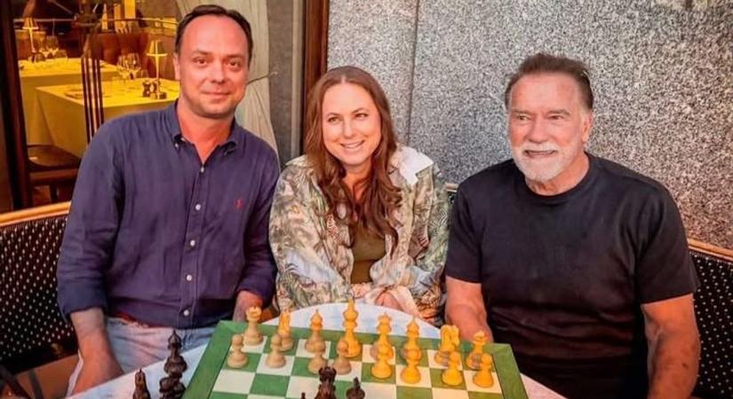 Arnold Schwarzeneggerrel és Polgár Judittal fotózkodott Nyitrai Zsolt