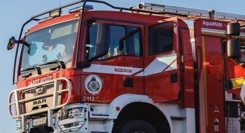 Sajókeresztúri tűzhöz siettek több városból a tűzoltók, gázpalackok is voltak az épületben