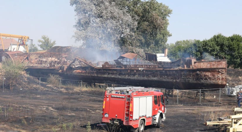Személyszállító gőzösből kísértethajó? Megpecsételhette a tűz a Szőke Tisza sorsát