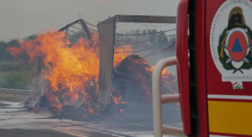 Hatalmas lángok csaptak fel az M7-esen, egy kamion gyulladt ki